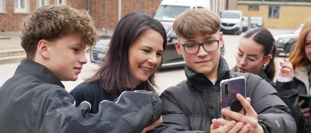 Bundestagsabgeordnete und Außenministerin Annalena Baerbock (Grüne) besucht an ihrem monatlichen Brandenburg-Tag das Oberstufenzentrum Barnim in Bernau.