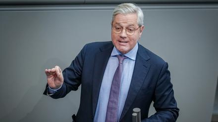 Norbert Röttgen im Bundestag: Er beklagt die fehlenden Konzepte und Kontakte der Bundesregierung zum Umgang mit Trump.