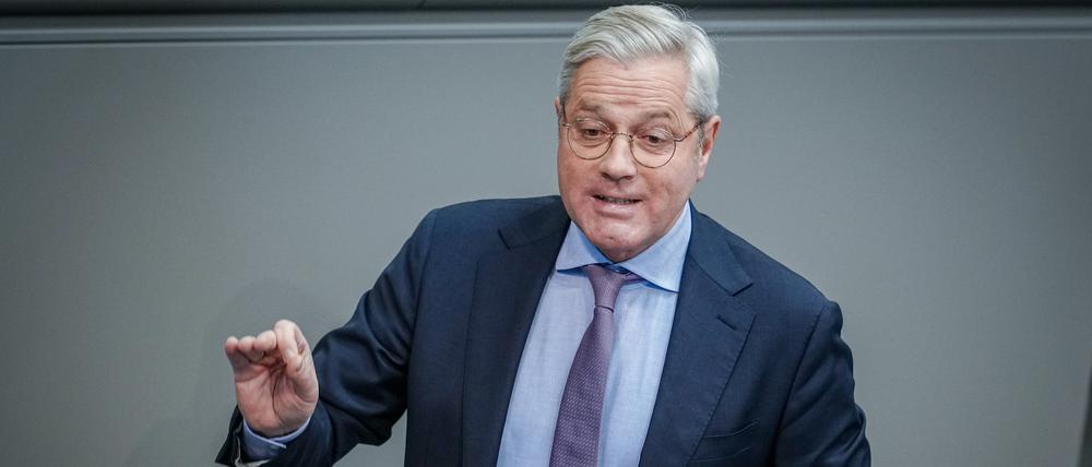 Norbert Röttgen im Bundestag: Er beklagt die fehlenden Konzepte und Kontakte der Bundesregierung zum Umgang mit Trump.