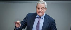 Norbert Röttgen im Bundestag: Er beklagt die fehlenden Konzepte und Kontakte der Bundesregierung zum Umgang mit Trump.