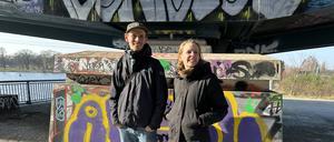 Streetworker Felix Ostwaldt und Ramona Schirmer von Gangway e.V. unter der Minna-Todenhagen-Brücke in Treptow-Köpenick.