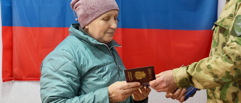 Vera aus Awdejewka erhält vom Leiter des Migrationsdienstes in der Außenstelle des Innenministeriums der Donezker Volksrepublik in Makejewka einen russischen Pass.