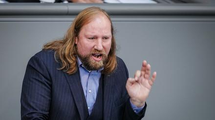 Anton Hofreiter (Grüne) kritisiert gemeinsam mit dem Oppositionspolitiker Norber Röttgen (CDU) den Bundeskanzler. 