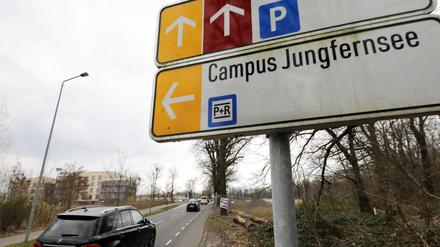 P+ R Parkplätze (wie hier am Jungfernsee) werden in Potsdam größtenteils von Anwohner oder Firmenmitarbeitern genutzt. Dies will die Stadt jetzt erschweren.