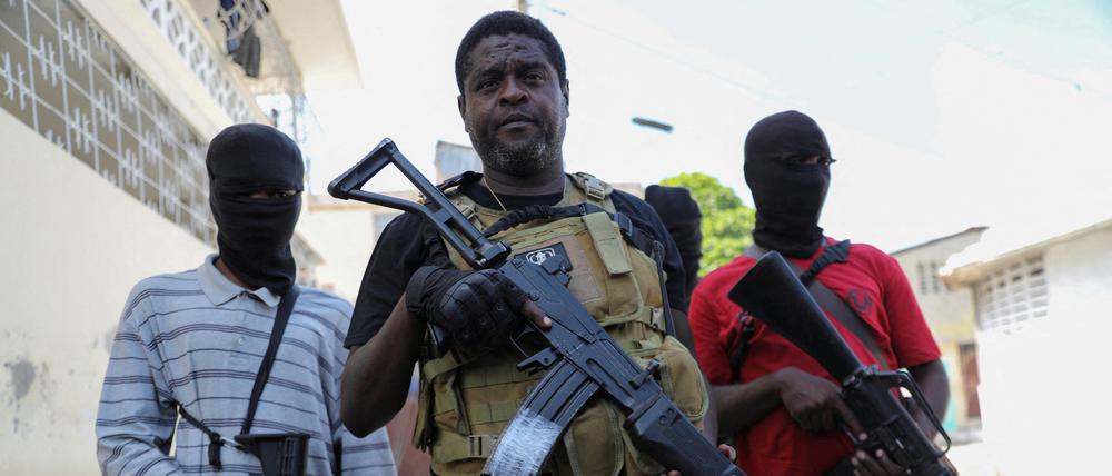 In den Slums wird er mit Che Guevara verglichen, sein eigenes Vorbild ist ein haitianischer Diktator: Gangleader Jimmy „Barbecue“ Chérizier.