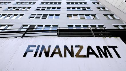 Gebäude eines Finanzamts in Berlin von außen. (Symbolbild)