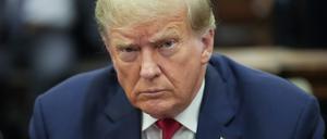 Donald Trump, ehemaliger Präsident der USA, sitzt im Gerichtssaal vom New York Supreme Court. 