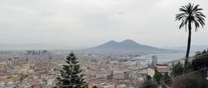 Blick vom Castel Sant’Elmo auf die Stadt und den Vulkan.