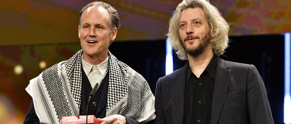 Ben Russell und Guillaume Cailleau mit dem Preis der Jury von Encounters für den besten Film für Direct Action bei der Closing Ceremony mit Preisverleihung auf der Berlinale 2024 / 74. Internationale Filmfestspiele Berlin im Berlinale Palast. Berlin, 24.02.2024 *** Ben Russell and Guillaume Cailleau with the Encounters Jury Prize for Best Film for Direct Action at the Closing Ceremony and Award Ceremony at the Berlinale 2024 74 Berlin International Film Festival at the Berlinale Palast Berlin, 24 02 2024 Foto:xN.xKubelkax/xFuturexImagex preisverleihung_4366