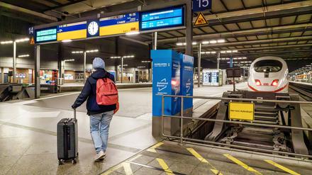 Ratlose Reisende morgens um 6 Uhr im leeren Hauptbahnhof. 