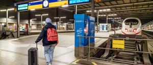 Ratlose Reisende morgens um 6 Uhr im leeren Hauptbahnhof. 