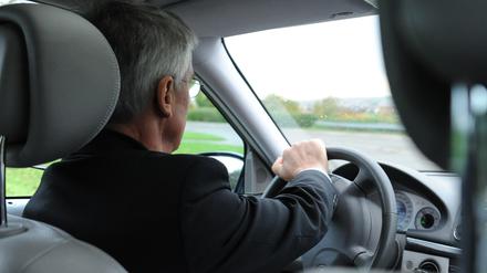 Ein Rentner sitzt am 23.10.2013 in Stuttgart (Baden-Württemberg) bei einem Fahrsicherheitstraining am Steuer. 