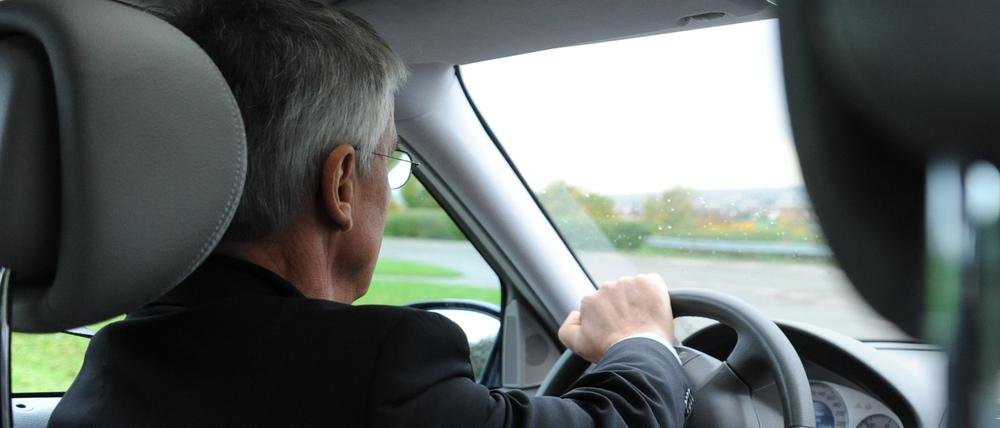 Ein Rentner sitzt am 23.10.2013 in Stuttgart (Baden-Württemberg) bei einem Fahrsicherheitstraining am Steuer.