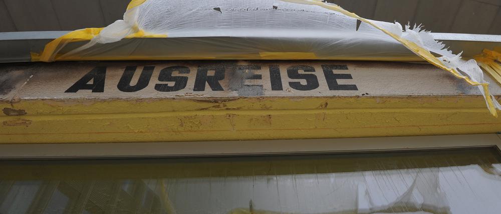 Der Schriftzug «Ausreise» ist am sogenannten «Tränenpalast», der Ausreisehalle der früheren Grenzübergangsstelle (GÜST) am Bahnhof Friedrichstraße, zu lesen.