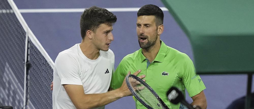 Glückwunsch, Junge. Djokovic gratuliert Sieger Nardi nach dem Match.
