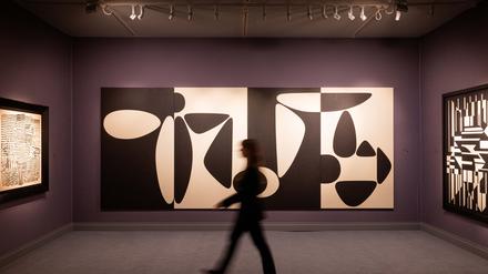 Blick in den Stand von David Levy, der unter anderem ein monumentales Gemälde von Victor Vasarely zeigt.