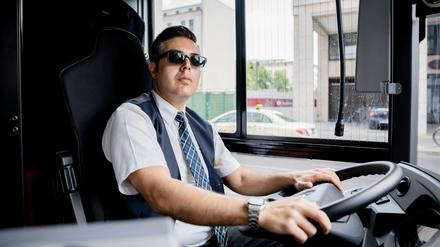 Ein Busfahrer am Lenkrad.
