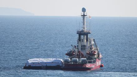 Der Schlepper ist am Dienstag aus dem Hafen von Larnaka ausgelaufen. Er zieht ein Ponton mit Hilfsgütern nach Gaza. 