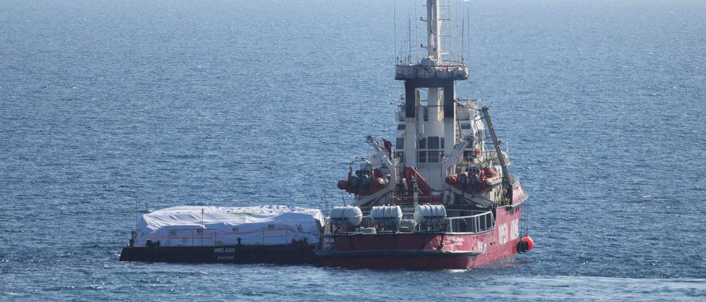 Der Schlepper ist am Dienstag aus dem Hafen von Larnaka ausgelaufen. Er zieht ein Ponton mit Hilfsgütern nach Gaza.