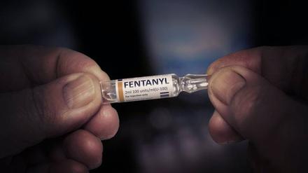  Fentanyl ist ein gefährliches synthetisches Opioid. 