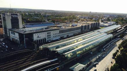 Vom Bahnhof Spandau aus sollen künftig mehr Züge fahren. Die bisherigen Verbindungen erreichen vor allem im Berufsverkehr oft ihr Limit. Foto: André Görke