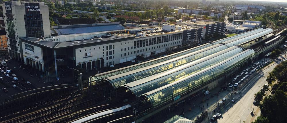 Vom Bahnhof Spandau aus sollen künftig mehr Züge fahren. Die bisherigen Verbindungen erreichen vor allem im Berufsverkehr oft ihr Limit. Foto: André Görke