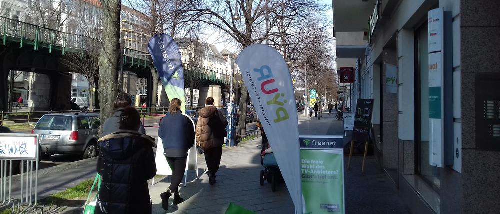 „Beachflags“ in der Schönhauser Allee in Berlin.