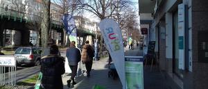 „Beachflags“ in der Schönhauser Allee in Berlin.