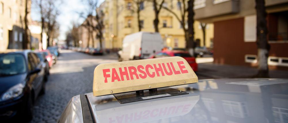 Bis zu 4500 Euro für die Fahrerlaubnis. Der Führerschein ist für viele kaum noch zu bezahlen.