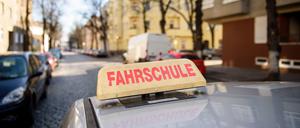 Bis zu 4500 Euro für die Fahrerlaubnis. Der Führerschein ist für viele kaum noch zu bezahlen. 