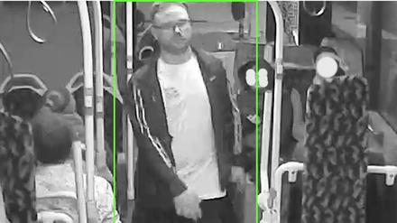 Nach einer gefährlichen Körperverletzung in einem Bus sucht die Polizei Berlin seit Dienstag öffentlich mit mehreren Fotos nach dem Tatverdächtigen. 