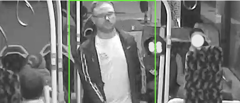 Nach einer gefährlichen Körperverletzung in einem Bus sucht die Polizei Berlin seit Dienstag öffentlich mit mehreren Fotos nach dem Tatverdächtigen.