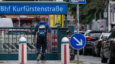 Ein Mann geht über die Kurfürstenstraße zu dem Eingang der gleichnamigen U-Bahnstation. 