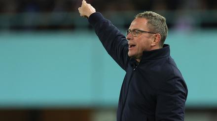 Da geht es lang. Österreichs Trainer Ralf Rangnick gibt Anweisungen. 