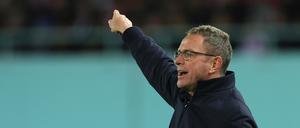 Da geht es lang. Österreichs Trainer Ralf Rangnick gibt Anweisungen.