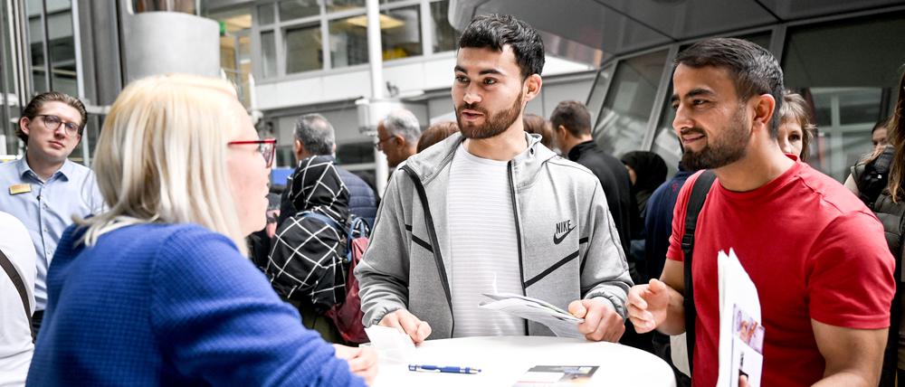 Auf Arbeitssuche bei der Jobmesse in Berlin: Gulan und Achmad aus Afghanistan