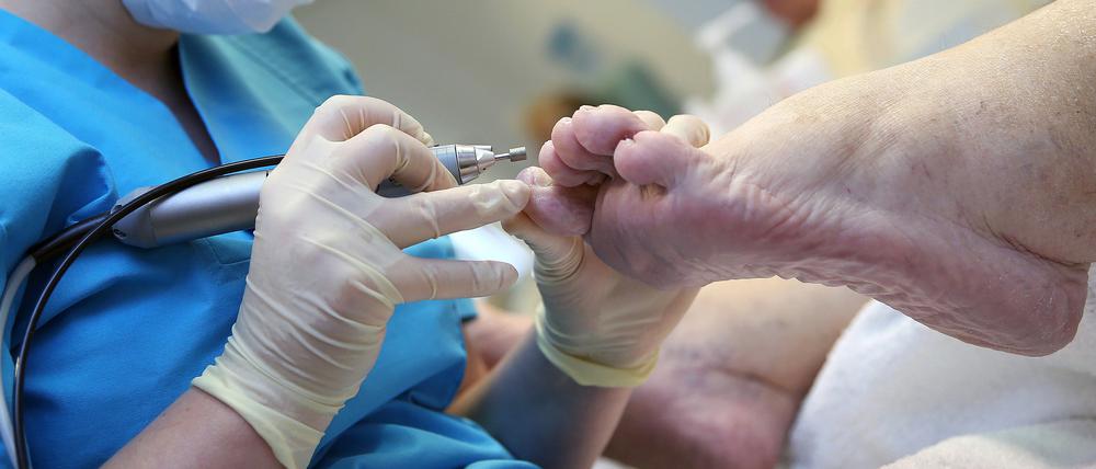 Eine medizinische Fußpflege kann bei Schäden an Haut oder Zehennägeln Entzündungen vorbeugen.