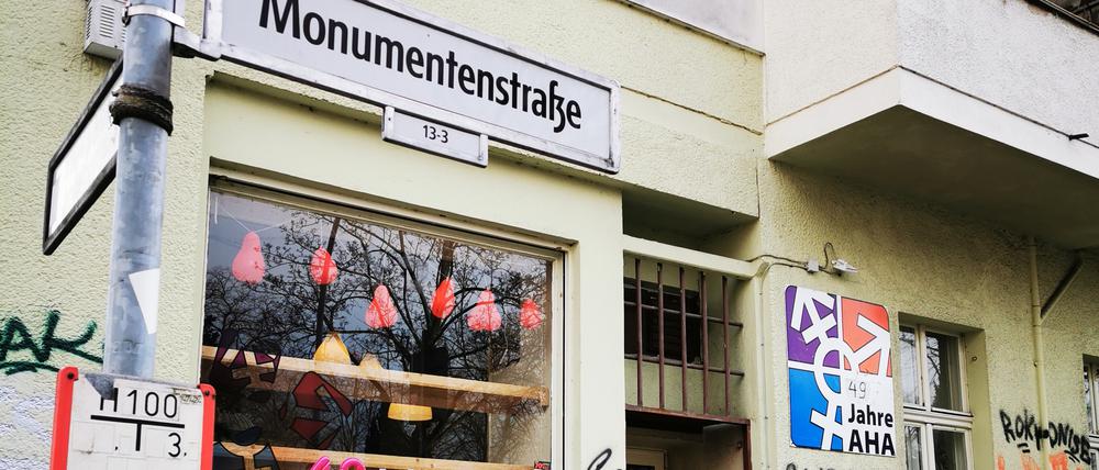 Das Ladenlokal der AHA an der Monumentenbrücke zwischen Schöneberg und Kreuzberg.