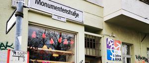 Das Ladenlokal der AHA an der Monumentenbrücke zwischen Schöneberg und Kreuzberg.