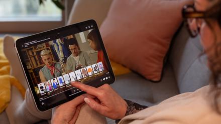 Fans der Serie „Gute Zeiten, schlechte Zeiten“ können jetzt beim Streaming Kleidungsstücke kaufen, die die Schauspieler auf dem Bildschirm tragen.