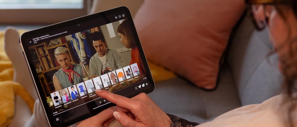 Fans der Serie „Gute Zeiten, schlechte Zeiten“ können jetzt beim Streaming Kleidungsstücke kaufen, die die Schauspieler auf dem Bildschirm tragen.