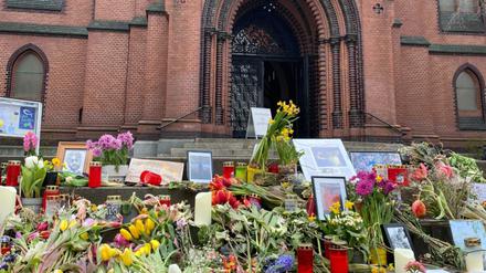 Blumenmeer für Pablo Grant an der Apostel-Paulus-Kirche in Berlin-Schöneberg.