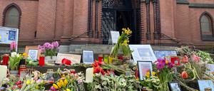 Blumenmeer für Pablo Grant an der Apostel-Paulus-Kirche in Berlin-Schöneberg.