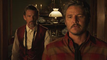 Jake (Ethan Hawke) und Silva (Pedro Pascal)