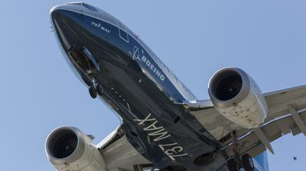 Eine Boeing 737 MAX 7 landet in Rahmen eines Testflugs in Seattle auf dem Boeing-Flugfeld. Die Produktions- und Sicherheitsprobleme häufen sich bei Boeing. 