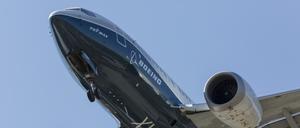 Eine Boeing 737 MAX 7 landet in Rahmen eines Testflugs in Seattle auf dem Boeing-Flugfeld. Die Produktions- und Sicherheitsprobleme häufen sich bei Boeing. 
