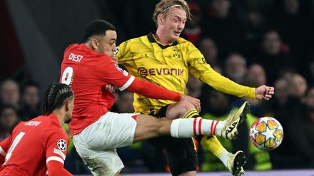 Enges Hinspiel. Eindhovens Sergino Dest (l.) und Dortmunds Julian Brandt (r.) kämpfen um den Ball. 