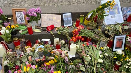 Vor der Apostel-Paulus-Kirche liegen viele Blumen, Kerzen, Briefe, Zeichnungen und Fotos.