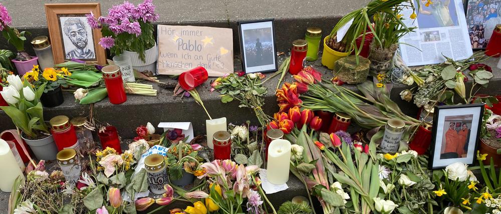 Vor der Apostel-Paulus-Kirche liegen viele Blumen, Kerzen, Briefe, Zeichnungen und Fotos.
