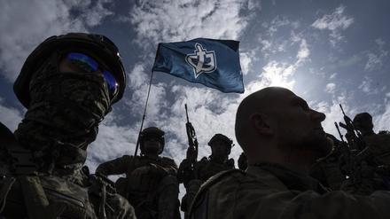 Kämpfer des Freiwilligenkorps aus russischen Bürgern stehen während einer Pressekonferenz unweit der Grenze im Oblast Sumy auf einem Mannschaftstransportwagen (Archivbild vom 24.05.2023).